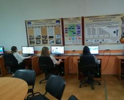 Компьютерный класс площадью 116 кв.м., оборудован металлической решеткой, электропроводкой,  15 стационарными компьютерами, сервером, интерактивной панелью, документ камерой, МФУ.
    Все компьютеры  имеют выход в интернет.