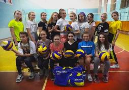 В школе имеются 2 спортивных зала. В малом спортивном зале для проведения занятий по физической культуре имеются: гимнастические маты в количестве 43 штук (стандартные : 1.2 м. на 2м.), подвесной канат (1 штука, стандартный) высотой 3,5 м., щиты баскетбольные стандартные без колец, угловая штанга, обручи алюминиевые ( диаметр 1.9м.), скакалки, малые баскетбольные мячи, угловая перекладина.
   В большом спортивном зале школы для проведения занятий имеется: «шведская стенка» (2 штуки), гимнастические скамейки (4 штуки), корпус металлической гранаты-700 гр. (1 штука), мячи баскетбольные (8 штук), волейбольные (2 штуки), футбольные (2 шт), волейбольные стойки и сетка, которые прошли испытание, электронное табло, баскетбольные щиты ( 2 шт.), гимнастические маты( 10 шт.). В залах имеются средства пожаротушения и аптечка. 
   Имеется спортивная площадка (баскетбол, футбол).